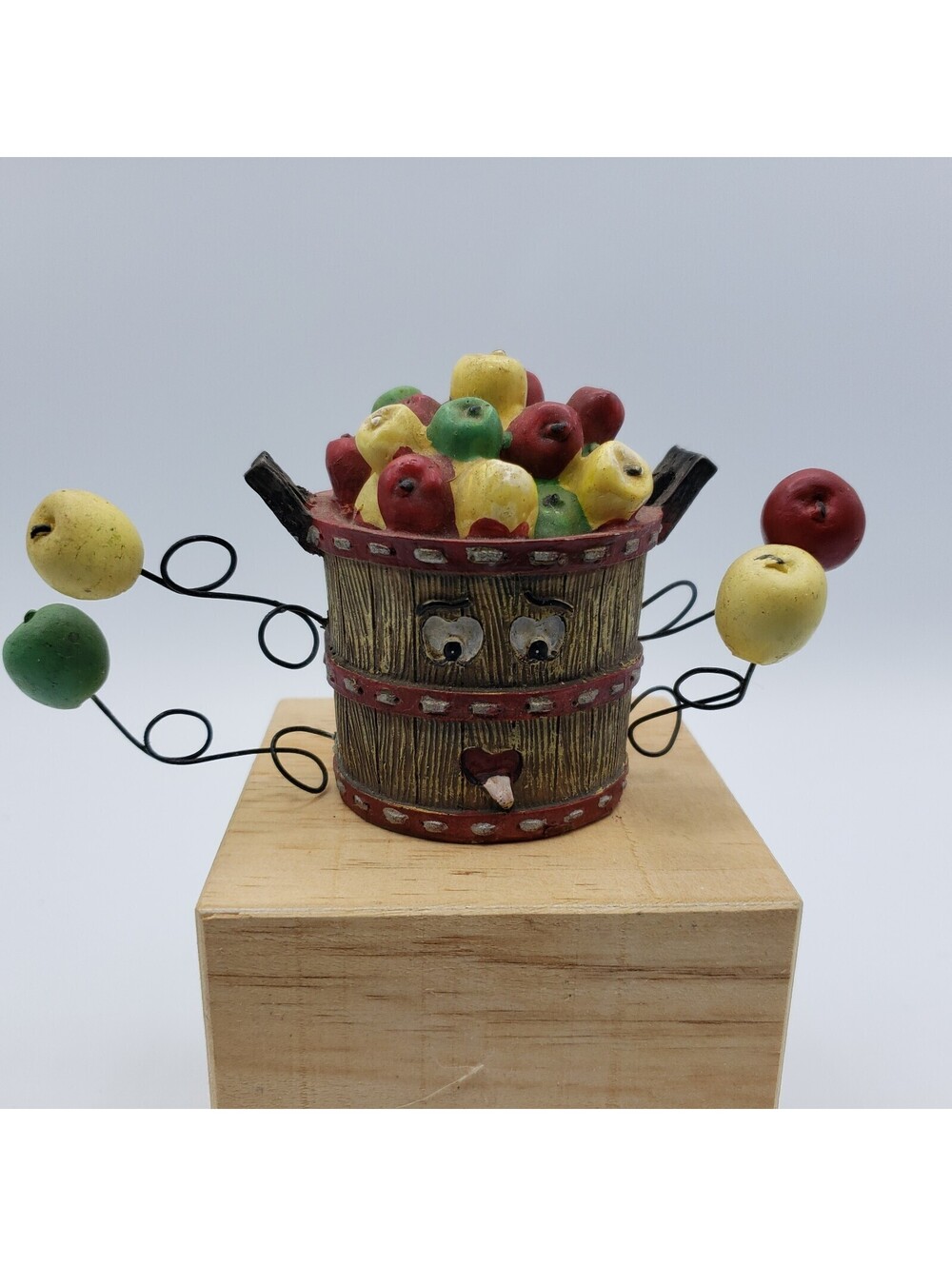 WMG Anthropomorphic Shelf Sitter Apple Basket  2006 Barrel Fruit Kitchen